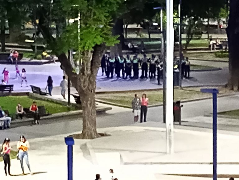 En Tucumán, la provincia de la basura a cielo abierto, los libertarios limpiaron la Plaza Independencia tras los festejos