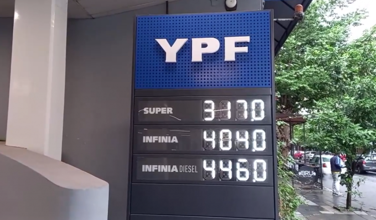 Los nuevos precios del combustible se expusieron en una YPF del Barrio Norte de Tucumán