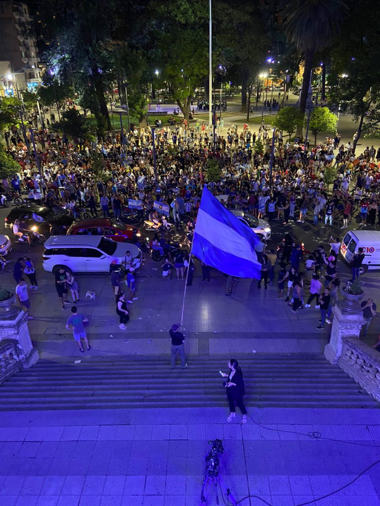 En Tucumán volvió a ganar Milei y una multitud celebró en la Plaza Independencia con cánticos contra el PJ