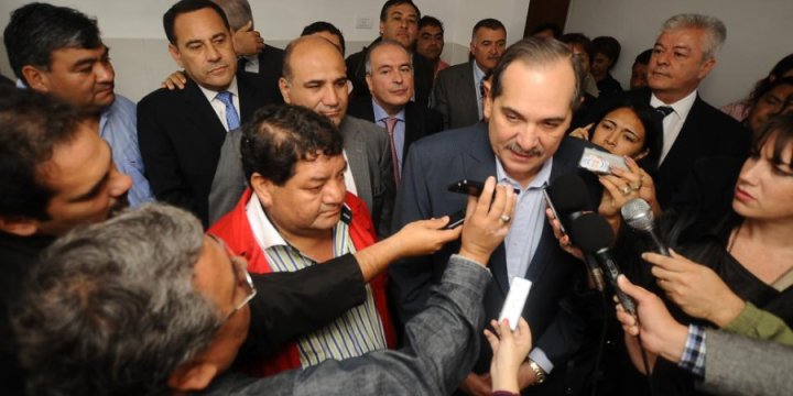 Orellana junto a Alperovich. Detrás José López, también en prisión.