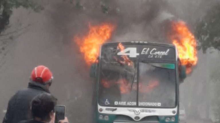 Otro colectivo de la línea 4 se incendió en el Bajo: la crisis del transporte público una historia sin fin