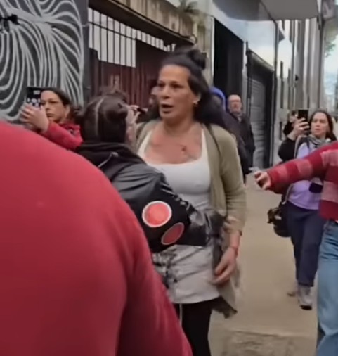 La marcha en contra de la violencia del triple femicidio, fue opacada por la agresión de un trans al periodista Roberto Funes