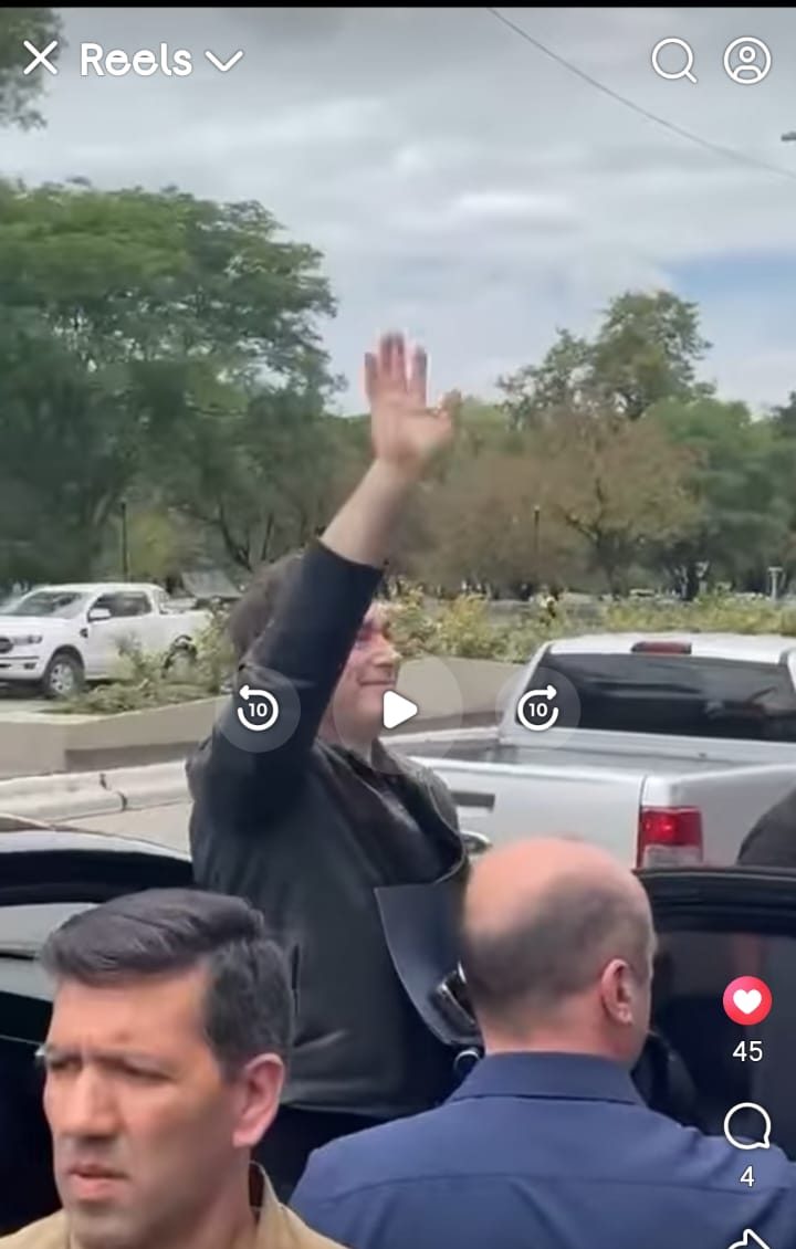 Ovacionado y coreando consignas: la masiva llegada de Milei a Tucumán