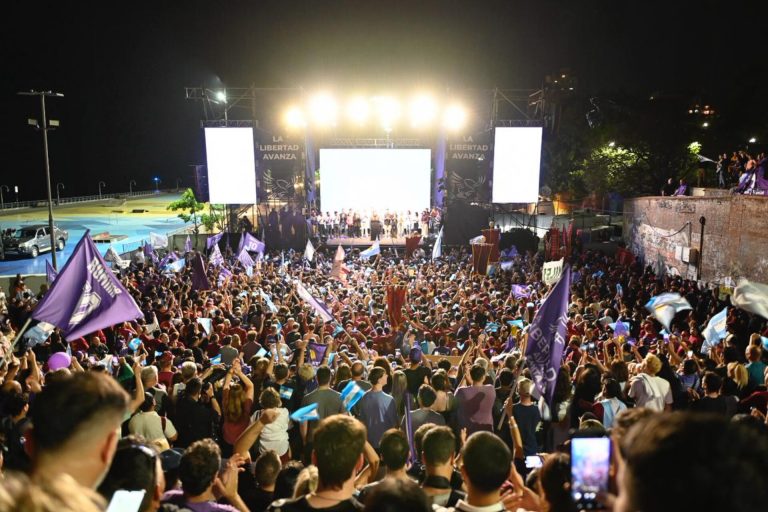 Milei cierra con un acto multitudinario en Rosario y proyecta un cambio histórico para Argentina