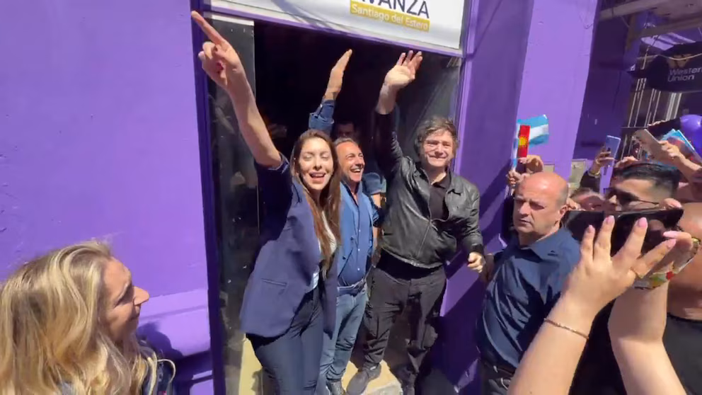 En el cierre de campaña, Milei intensifica su crítica: «Mientras ellos usan tobillera, a nosotros nos respetan en el mundo»