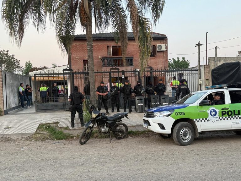 Megaoperativo policial en Tucumán: secuestran armas y drogas en la casa del «Petiso David»