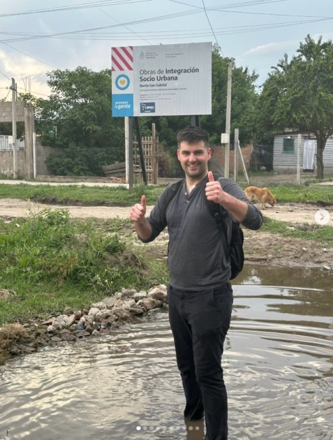 Migraciones expulsa a influencer estadounidense que expone los problemas de Tucumán