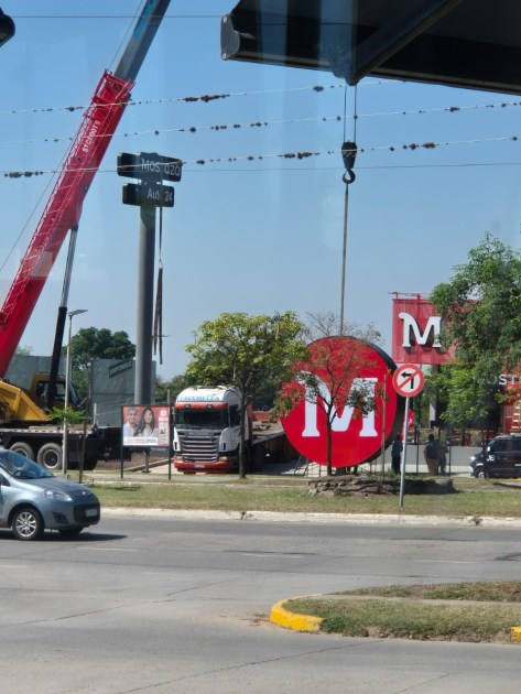 Mostaza retiró su cartel en Yerba Buena para cumplir con la normativa municipal