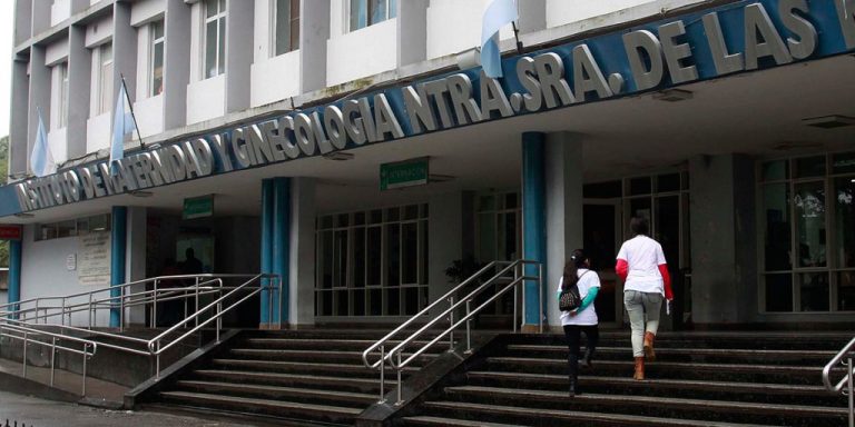 La paradoja de la salud tucumana: gratuidad para extranjeros mientras falla en la cobertura local
