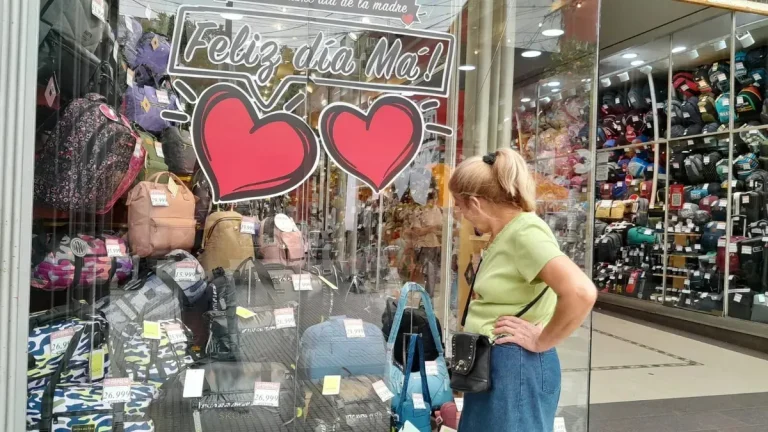 Varios locales comerciales se adhieren al horario corrido por el Día de la Madre