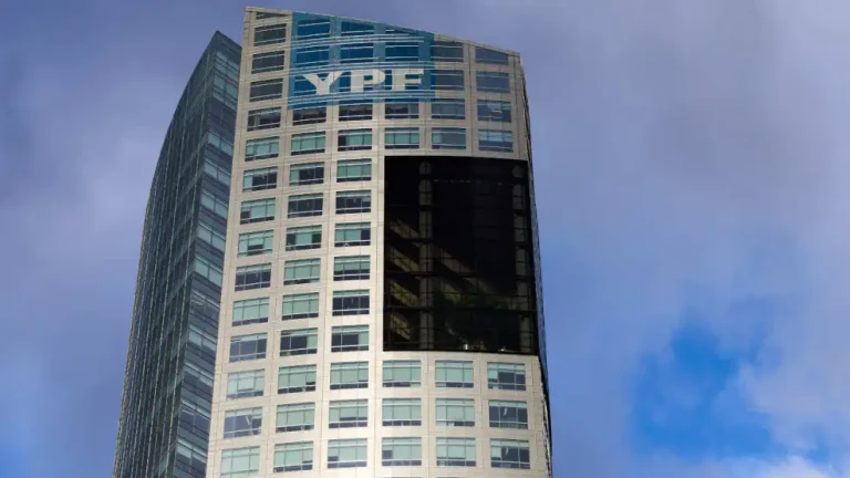 Argentina suma un respaldo internacional histórico en el juicio por YPF para evitar pagar US$16.000 millones