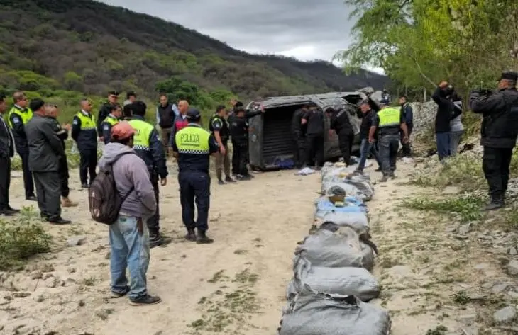 Persecución y tiroteo en Salta: secuestran 120 kilos de marihuana en una camioneta volcada