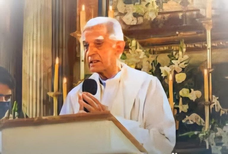 Falleció Carlos Salica, el sacerdote tucumano que se ordenó tras enviudar