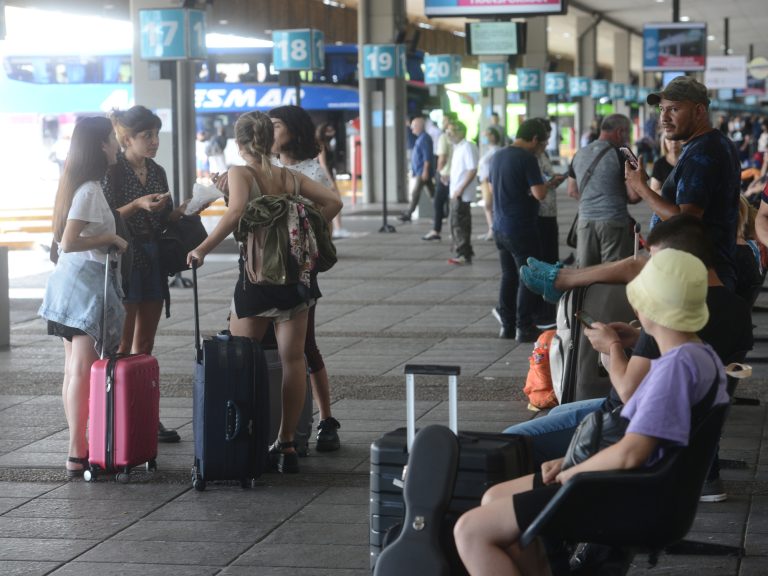 El colectivo con los contagiados de Sarampion hizo una parada en la Terminal de Tucumán