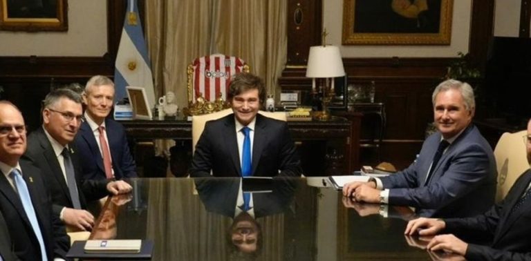 Javier Milei desafía a Claudio Tapia y exhibe la camiseta de Estudiantes en la Casa Rosada