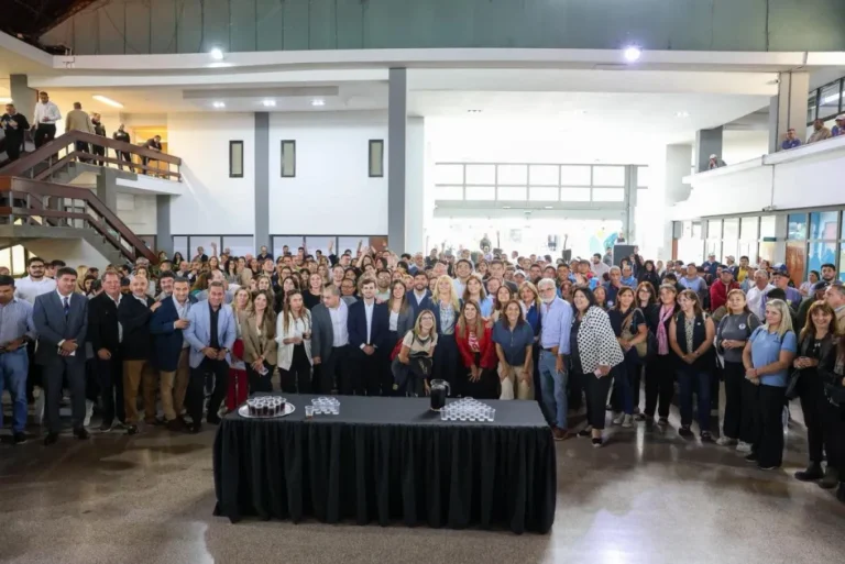 La municipalidad dará un bono de $100.000 para empleados en medio del abandono urbano