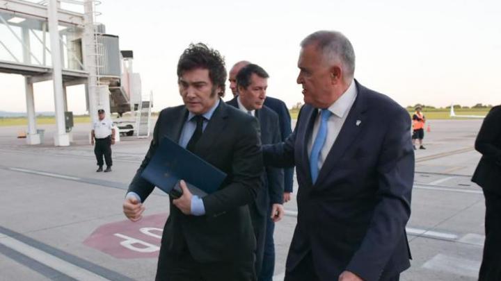 Al mejor estilo Milei, Jaldo aplica su propia motosierra en Tucumán