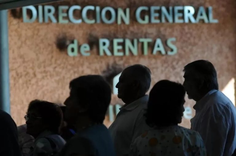 Impuestos: Gobierno reconoce subestimación de ingresos por $115 mil millones y destinará el 90% a salarios