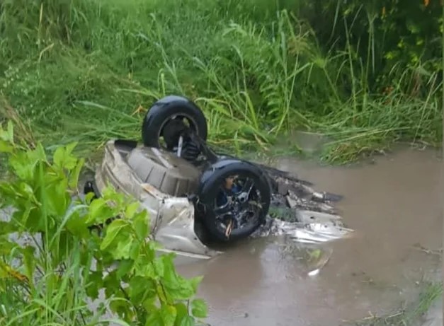 Tragedia en Monteros: cuatro jóvenes en un auto cayeron a un canal y uno murió