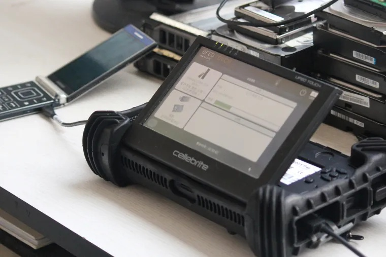 La tecnología israelí UFED es la que permitió las pruebas que ahora intentan eliminar del expediente.