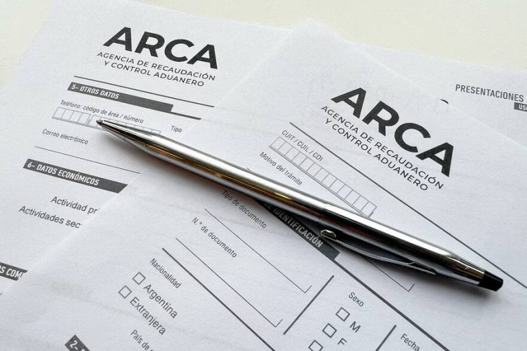 Denuncian que un jefe del ARCA en Tucumán opera una cueva financiera a metros de su trabajo