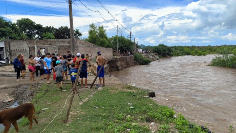 Evacuación urgente en Las Piedritas: el desborde del río Salí obliga a familias a dejar sus hogares