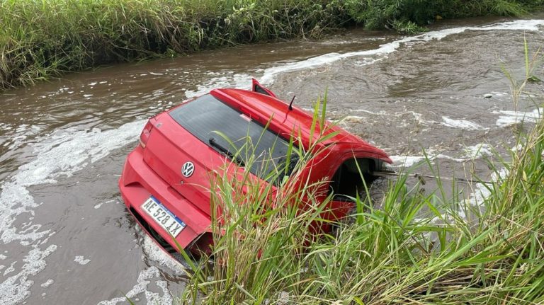 Tragedia en Tucumán: tres muertos tras caer un auto a un canal