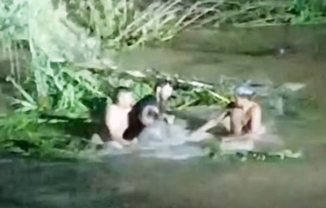 Chofer de colectivo se arroja al río Salí: vecinos realizan peligroso rescate (video)