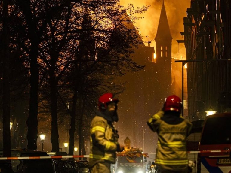Incendio destruye la torre patrimonial de la iglesia Vondelkerk en Ámsterdam