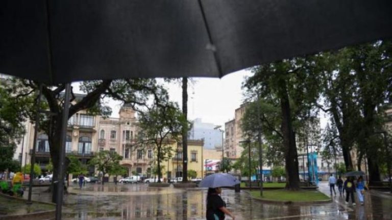 Tormenta con fuertes ráfagas azota San Miguel de Tucumán y el norte provincial