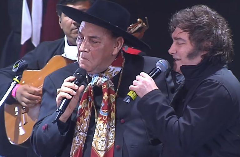 Milei cantó Amor Salvaje a dúo con el Chaqueño Palavecino en Jesús María