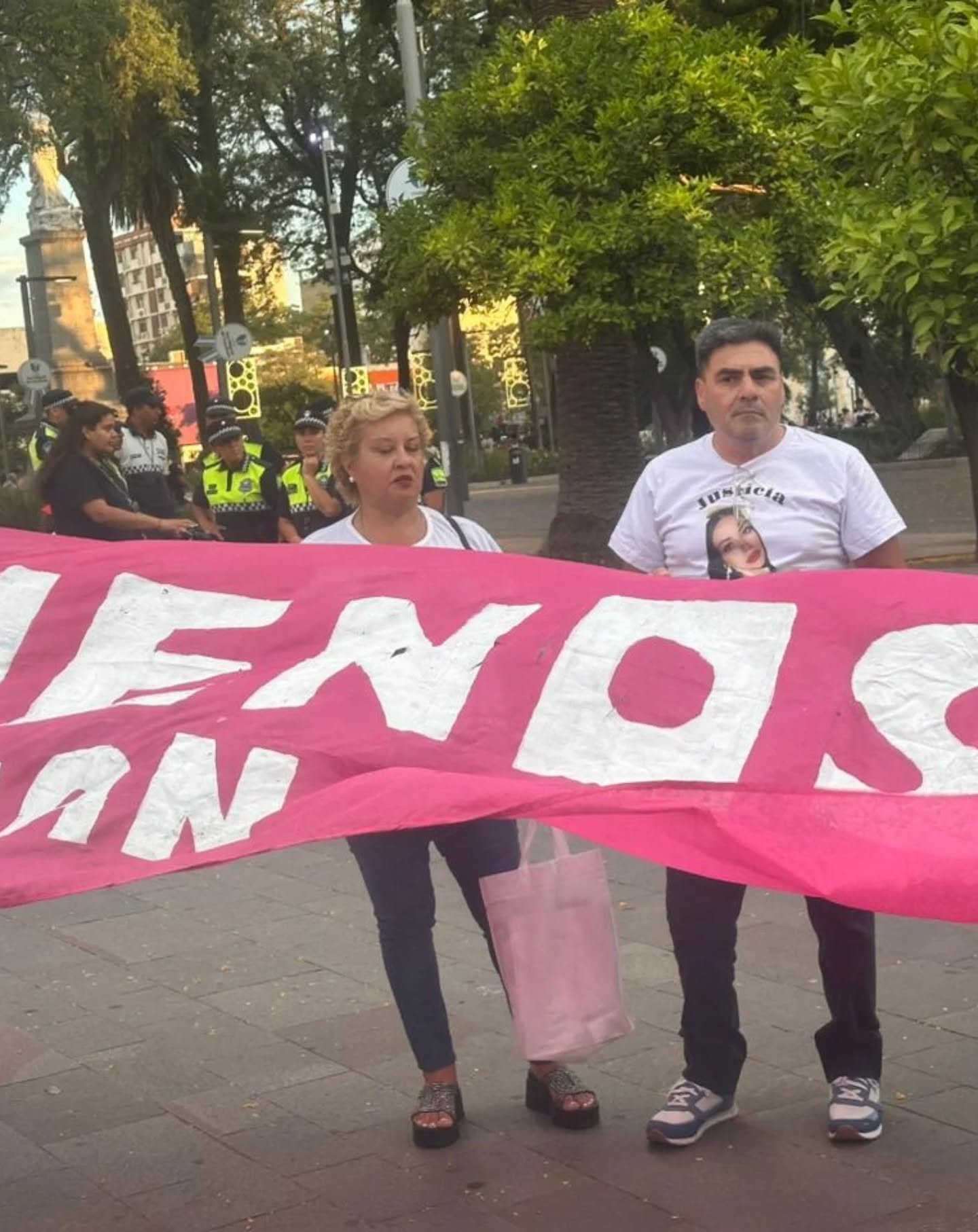 Familiares de Erika Antonella Alvarez en la marcha. 