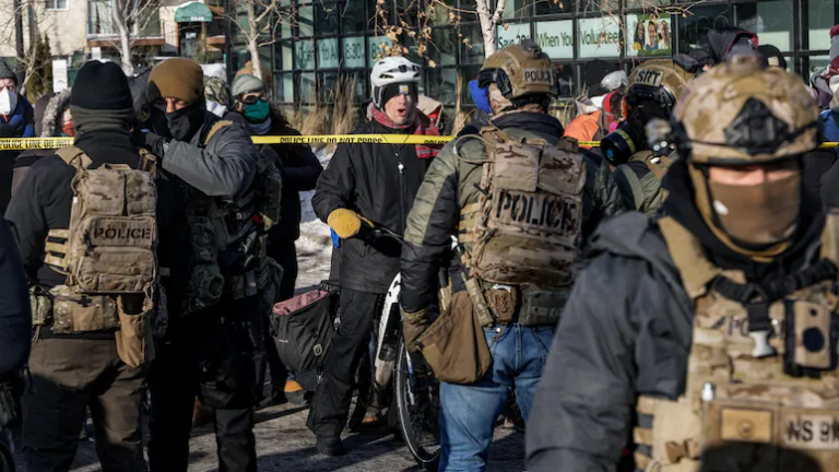 Video: la policía migratoria de Trump mató a otra persona y se filmó el asesinato