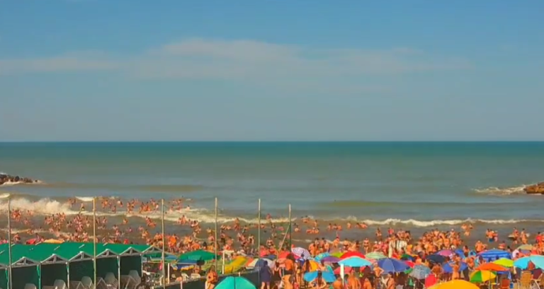 El video del momento exacto: así fue la súbita y trágica ola gigante en la costa