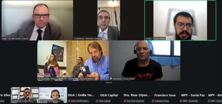 Sosa, abajo a la izquierda, durante la primera audiencia.