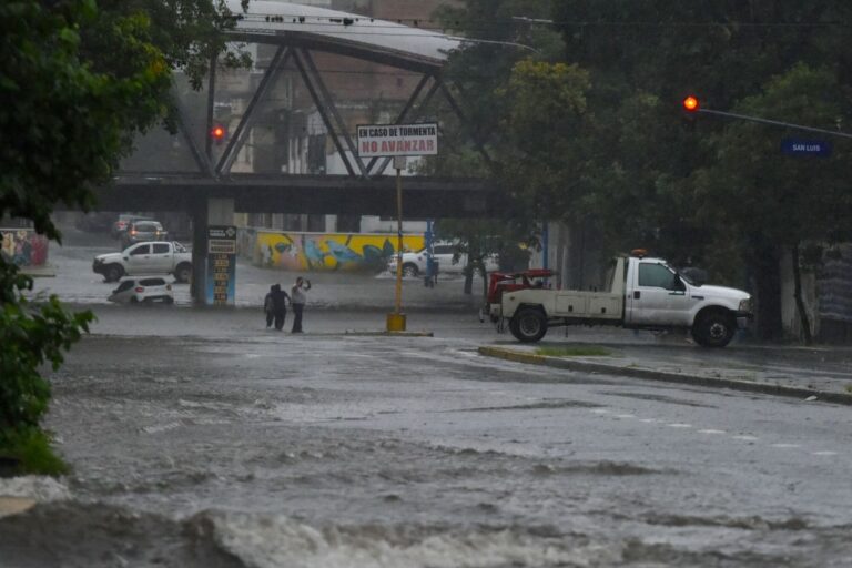 Dos horas de lluvia en Tucumán: cayó casi la mitad de lo que llueve en un mes