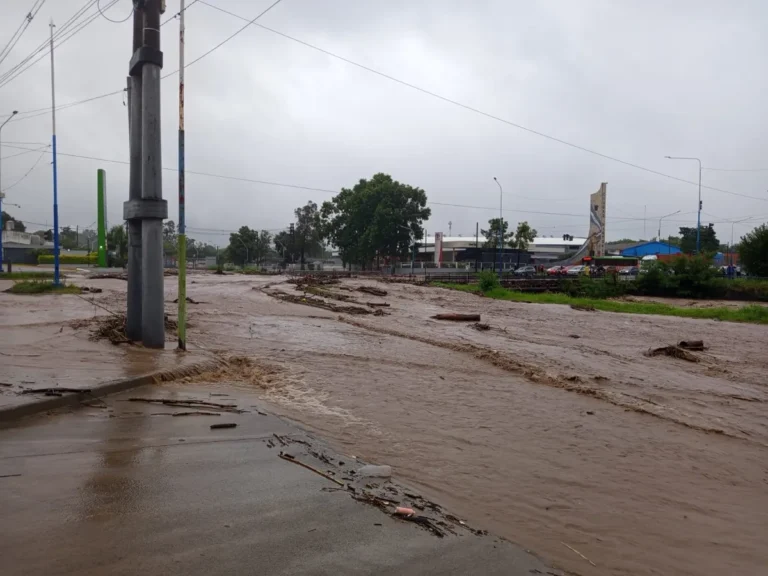 Como siempre, con las lluvias llegó el caos a San Miguel de Tucumán y alrededores