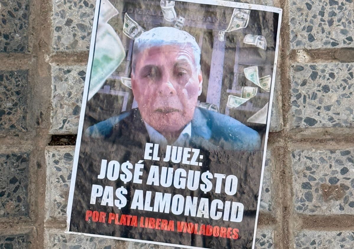 Los volantes distribuidos por la ciudad contra el juez Paz Almonacid.