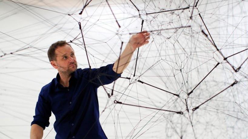 Saraceno "dentro" de una de sus obras.