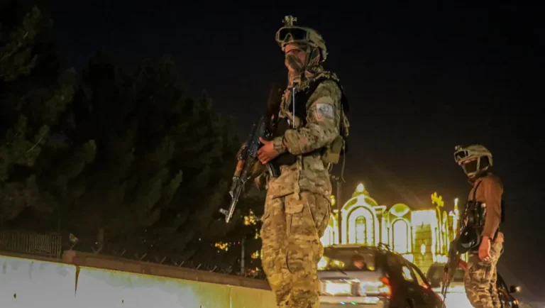 Pakistán ataca Kabul y anuncia el inicio de una «guerra abierta» con Afganistán