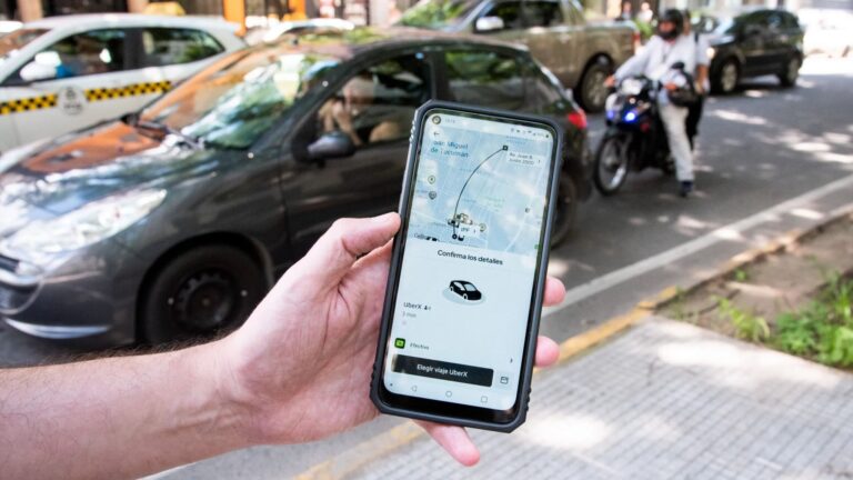 PedidosYa y Uber: El cuentapropismo salva el empleo en Tucumán pero el Estado sólo quiere sacar tajada