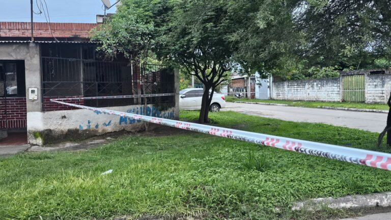 Un joven de 19 años muerto y una niña de 11 herida por bala perdida en una balacera en Banda del Río Salí