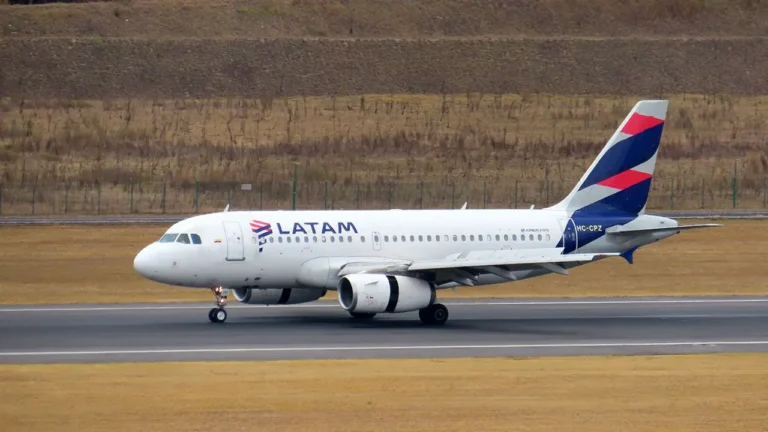 LATAM confirmó la suspensión de la ruta aérea Tucumán-Lima por el alto costos aeroportuario