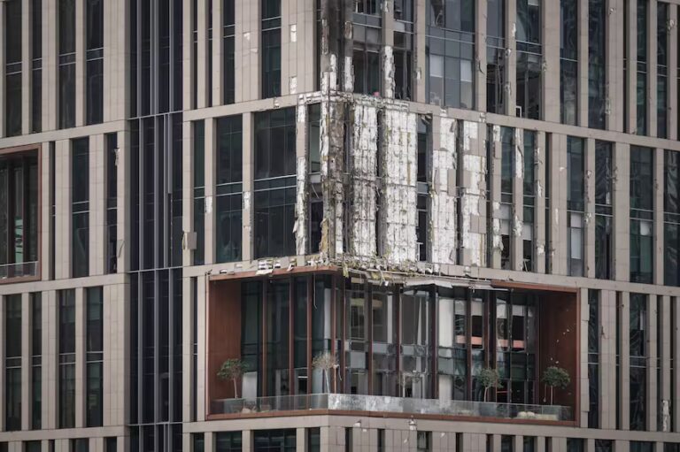 Irán atacó el distrito financiero de Dubai y la ciudad amaneció teñida de humo