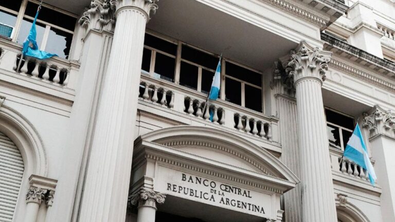 El Banco Central eliminó el límite para extraer dólares en efectivo con tarjeta en el exterior