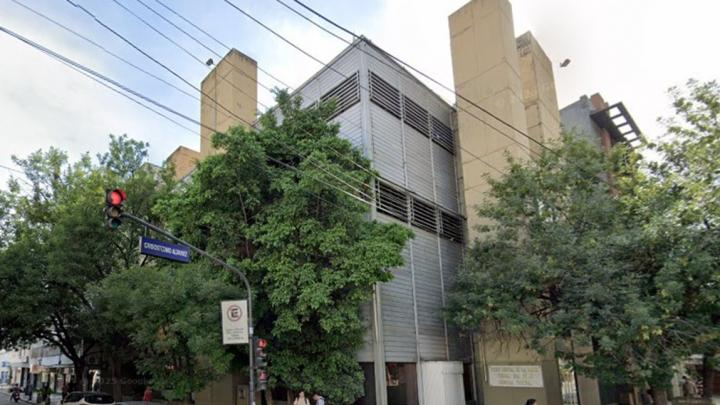 Cables expuestos y riesgo concreto de cortocircuito e incendio en un edificio en pleno centro