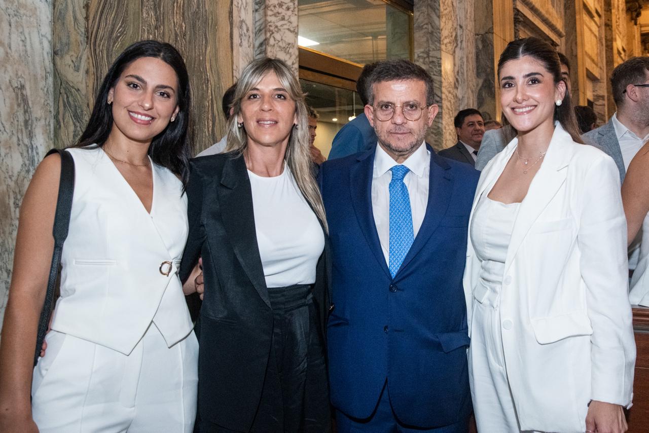 Emilia Gutiérrez Cutín (izquierda), la secretaria general Sánchez Blas, Carlos Cisneros y una afiliada en la fiesta bancaria.