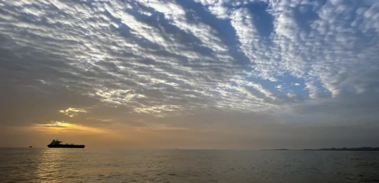Irán cierra otra vez el estrecho de Ormuz y acusa a Estados Unidos de “piratería” naval