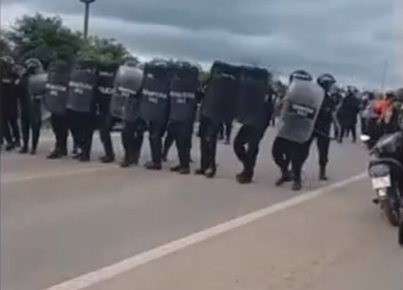 Videos: Infantería reprimió una manifestación de vecinos de La Madrid sobre la ruta 157
