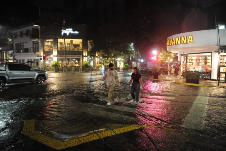 La tormenta provocó inundaciones en el sur y anegamientos en la capital provincial